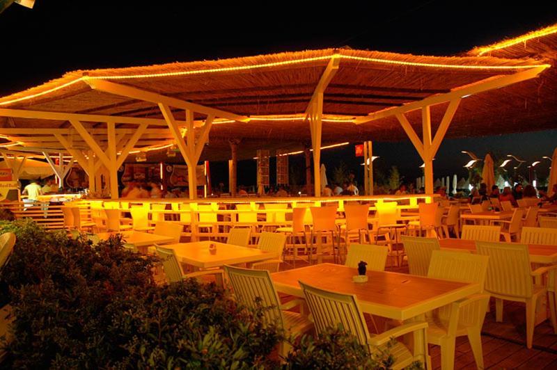 Vela Hotel Restaurant Golem  Extérieur photo