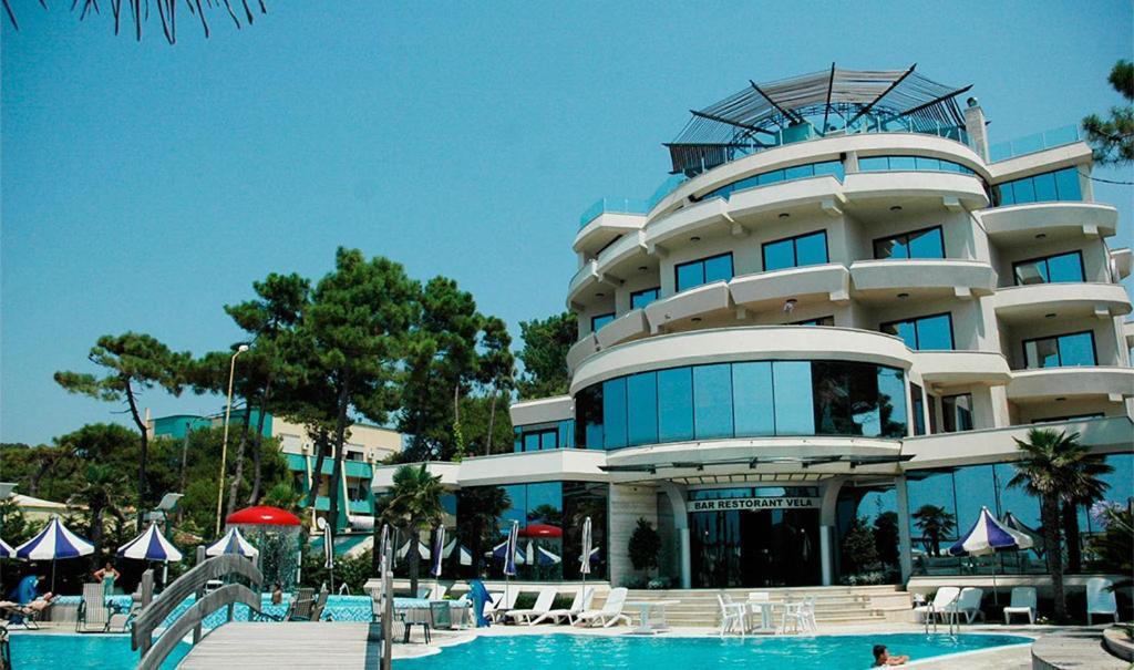 Vela Hotel Restaurant Golem  Extérieur photo