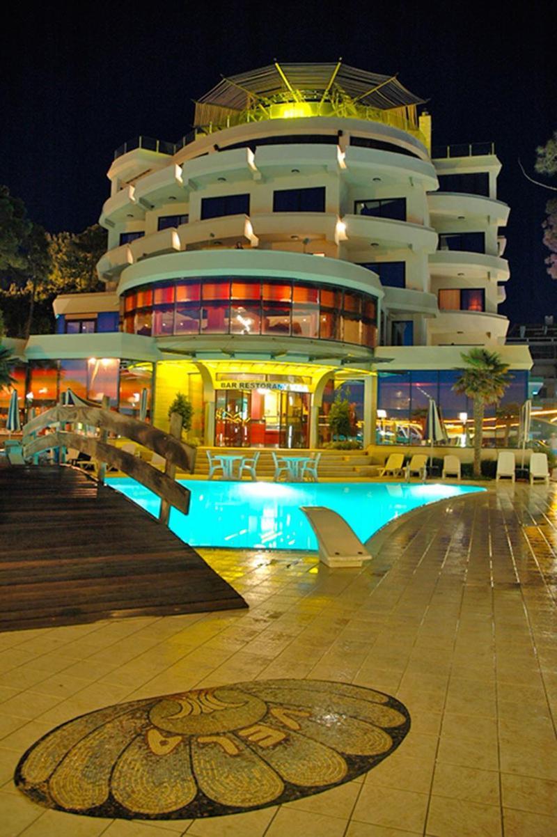 Vela Hotel Restaurant Golem  Extérieur photo